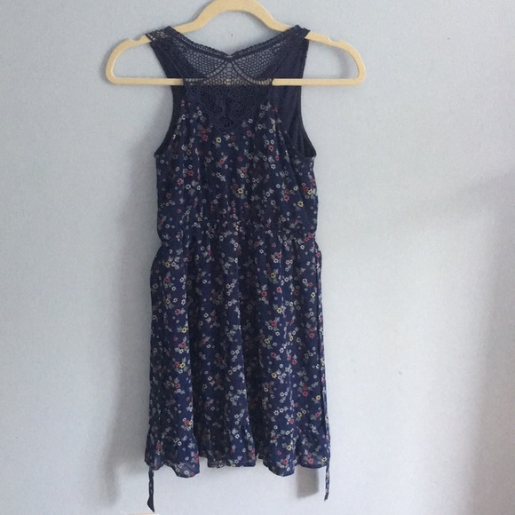 Mid-length Blue dress with feminine, floral pattern that ties in the back - Picture 3 of 4